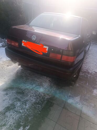 Volkswagen: Volkswagen Vento: 1993 г., 1.8 л, Механика, Бензин, Седан