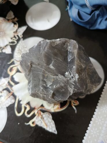 Dekorativ daşlar: Təbii obsidian daş parçaları Məhsulun təsviri: - Vulkanik mənşəli — 8