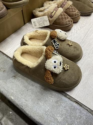 zara hm: Мягкие домашние тапочки с забавными нашивками-собачками - Цвет — 2