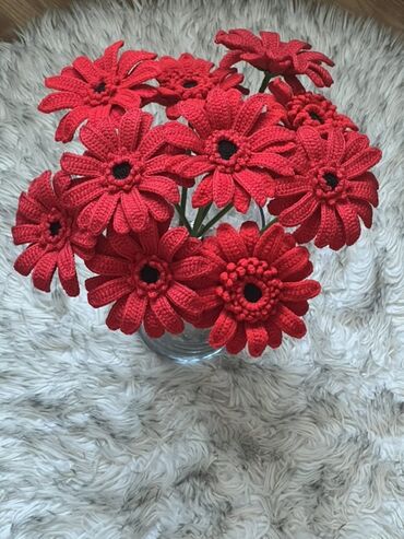 Asılqanlar: Əllə toxunmuş qırmızı rəngdə gerbera gülləri. 2ci sekil ise bisernen