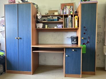детский писменный стол: Детский/подростковый мебельный комплекс со столом и двумя шкафами