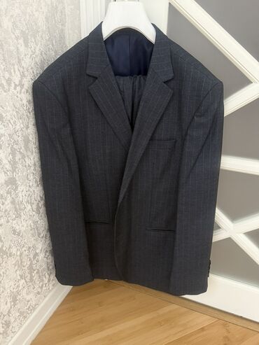 tek pencekler kisi ucun: Klassik tünd boz rəngdə, incə şaquli zolaqlı kişi kostyumu (2