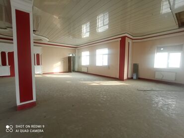 Binalar: Geniş və işıqlı tədbir zalı/kommersiya məkanı. Açıq planlı, sütunlu — 5
