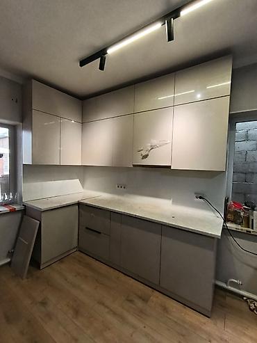 Кухонные гарнитуры: Угловой кухонный гарнитур в современном минималистичном стиле - — 3