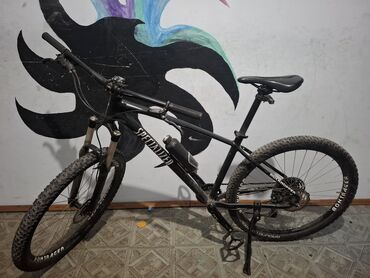 велосипед forward apache: Горный велосипед Specialized Rockhopper, выполненный в черном цвете