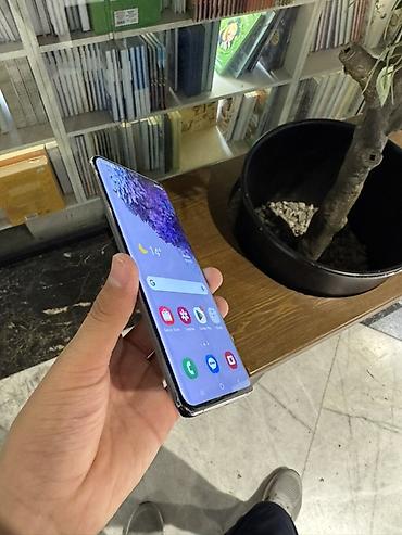 samsung 128: Смартфон Samsung Galaxy S20+ в сером цвете. Безрамочный AMOLED-экран — 3