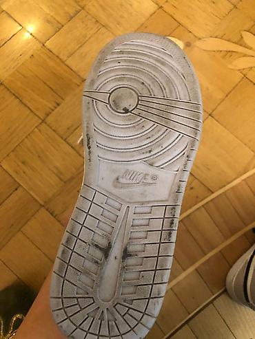 Krasofkalar və idman ayaqqabıları: Nike Ağ–boz rəng kombinində, qara “Swoosh” loqolu yüksək boğazlı — 9