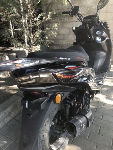 Скутеры: Черный скутер S-Bike с красными и белыми акцентами. Оснащен задним at lalafo.kg Скутеры: Черный скутер S-Bike с красными и белыми акцентами. Оснащен задним