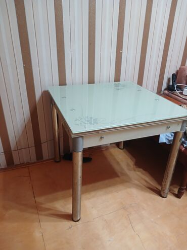metbex ustolu: Mətbəx masası, Açılmayan, Şüşə, Kvadrat masa