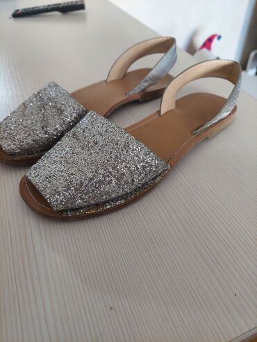 srebrna haljina kakve cipele: Sandale, 38