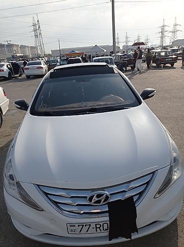 mersedes c 230: Hyundai Sonata (ağ rəng), sedan gövdə. - Güclü benzin mühərriki, ön — 4