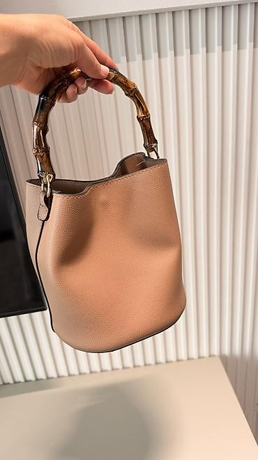Классические сумки: Сумка-ведро с бамбуковой ручкой - Форма: bucket bag (ведро), мягкие — 1