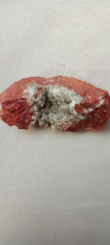 Kristali i minerali: Ovaj prirodni mineralni uzorak prikazuje kombinaciju boja, uključujući — 26