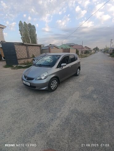 маленькая машина: Автомобиль Honda Fit серого цвета с пятидверным кузовом хэтчбек