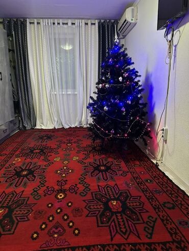 искусственный цветы бу: Продаю елку 🌲. Б/у в идеальном состоянии. Отдаю почти даром. На базаре