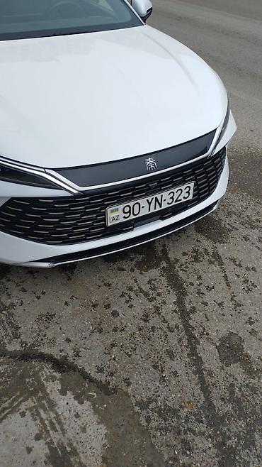 byd satisi: Arenda BYD Qin Plus DM-i sedan - Kuzov: ağ rəng, aerodinamik fastback — 4