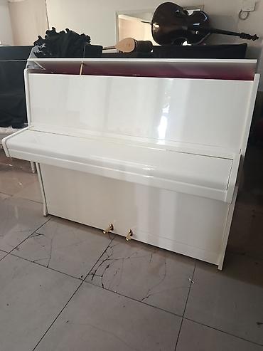 Rösler vertikal piano – parlaq ağ rəngdə, klassik dizayn