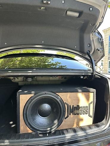 samsung level u: Avtomobil üçün subwoofer sistemi - Subwoofer: MoBass markalı, böyük — 1