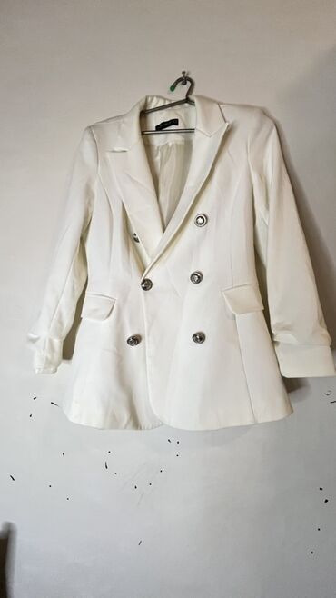 Dəstlər, kostyumlar: Şekildekilerin her biri 10 azn
42-44 ölçüdür
Uşaq kurtkaları 4-5-6 yaş — 11