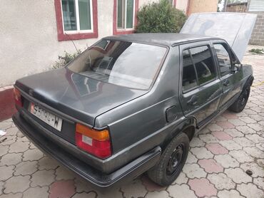 мазда 6 2002: Автомобиль Volkswagen Jetta серого цвета. Эта модель представляет