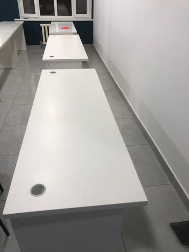 столик с зеркалом: Комплект офисной мебели, Стол, цвет - Белый, Б/у