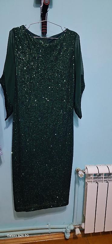 mango canta: Zümrüd-yaşıl rəngli, tam bəzəkli ziyafət donu. - Model: düz siluet — 1