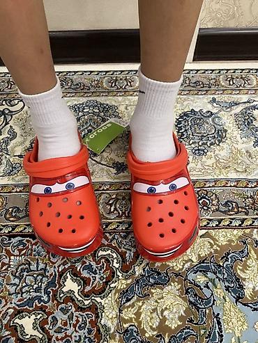 кроссовки футбол: Детские сабо Crocs с дизайном «Молния Маккуин» (Cars) - Ярко‑красные — 3