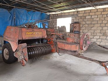 Traktorlar: Mavi rəngli Belarus MTZ traktoru - Kabinli, geniş görünüşlü ön şüşə — 8