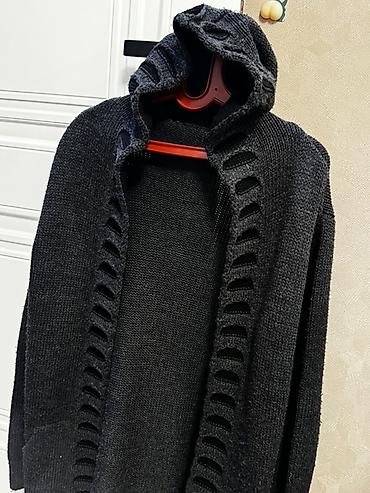 Qadınlar üçün qara rəngli trikotaj kardiqan - Model: Kapüşonlu, uzun