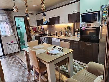 Həyət evləri və villaların satışı: Şəhərin mərkəzində yerləşir. Dəniz kənarı Bulvara 1 dəqiqəlik — 7