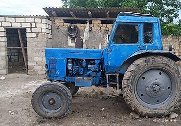 015 maşını: Mavi rəngli MTZ 80 tipli traktor lafet və mala sürülən traktordu real — 3