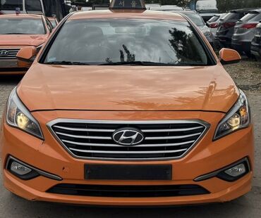 Hyundai: Hyundai Sonata в оранжевой окраске, используемая в качестве такси