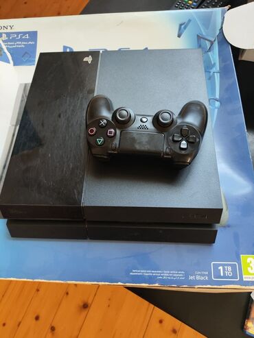 playstation satilir: PlayStation 4 ev şəraitində işlənmiş 2pultu mövcüddur 4 oyun mövcüddur