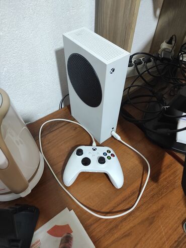 xbox 360 e цена: Приставка, геймпад, HDMI кабель, USB кабель и ssd с переходником на