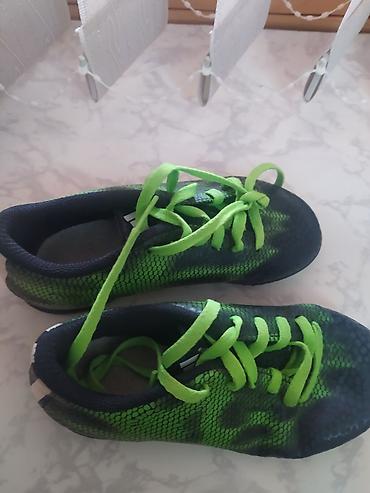 Uşaq dünyası: Yenidir.Hec geyinilmeyib.Adidas uşaqlar üçün futbol butsası (çatlı — 2