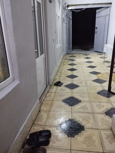 Mənzil kirayələyirəm: İki mərtəbəli rahat mənzil interyeri - Zövqlü və işıqlı qonaq otağı — 8