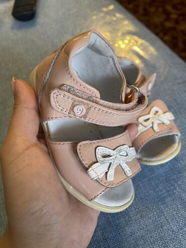 ортопедическая детская обувь: Кожаные новые босоножки на девочку. Размер 20. Ортопедическая стелька