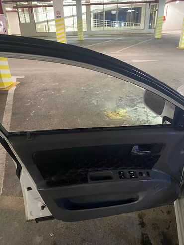 Digər avtomobillər: Ağ rəngdə sedan avtomobil Xüsusiyyətlər: - Kuzov: 4 qapılı sedan, ağ — 10