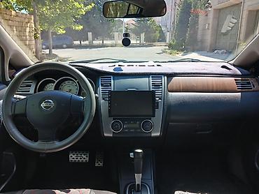 nissan note mini: Nissan Tiida hatchback, gümüşü rəng. - Kuzov: 5 qapılı hatchback — 6