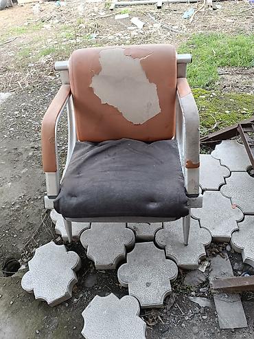 воздушный сидения: Кресло с металлическим каркасом и подлокотниками имеется 2 штуки — 1