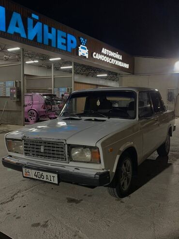 купить ваз 2107 тюнинг: Классический седан ВАЗ-2107 белого цвета. Автомобиль оснащен