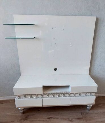 Rəflər: TV Stend - 130 x 161 x 42 sm - 30 AZN Şüşəli dolab - 110 x 183 x 42