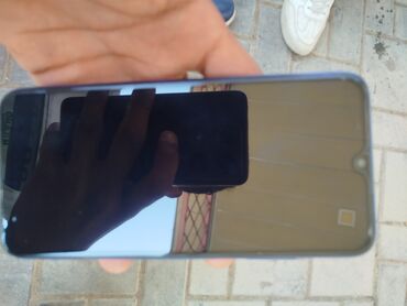 redmi note 5: Arxa tərəfində dörd kamera və barmaq izi skaneri olan mavi rəngli