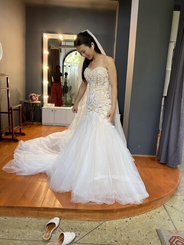купить свадебное платье бу: Свадебное платьеновое,размер на s-m сзади регулируется,бисеры ручная