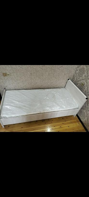 Ağ rəngli tək nəfərlik çarpayı və döşək - Ölçü: təxminən 98×2m6sm tək