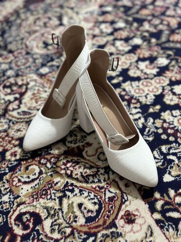 женские бордовые туфли: Туфли 34, цвет - Белый