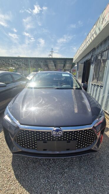 электромобиль neta: Электромобиль BYD Qin Plus DM-i в сером цвете с современным дизайном