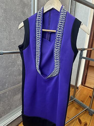 Повседневные платья: 1)Платье под замшу с красивым узором из паеток,размер 44-48,состояние — 8