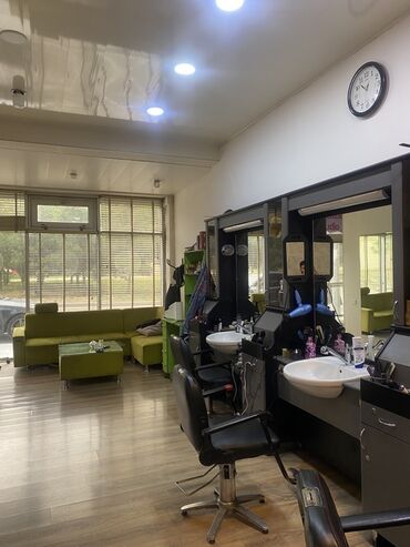 Bərbər salonu icarəyə verilir. Salon tam təmirlidir və lazımi