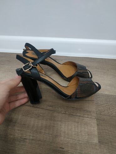 кожаные сандалии: Продам кожаные босоножки от Basconi, 37 размер, одевала 1 раз на